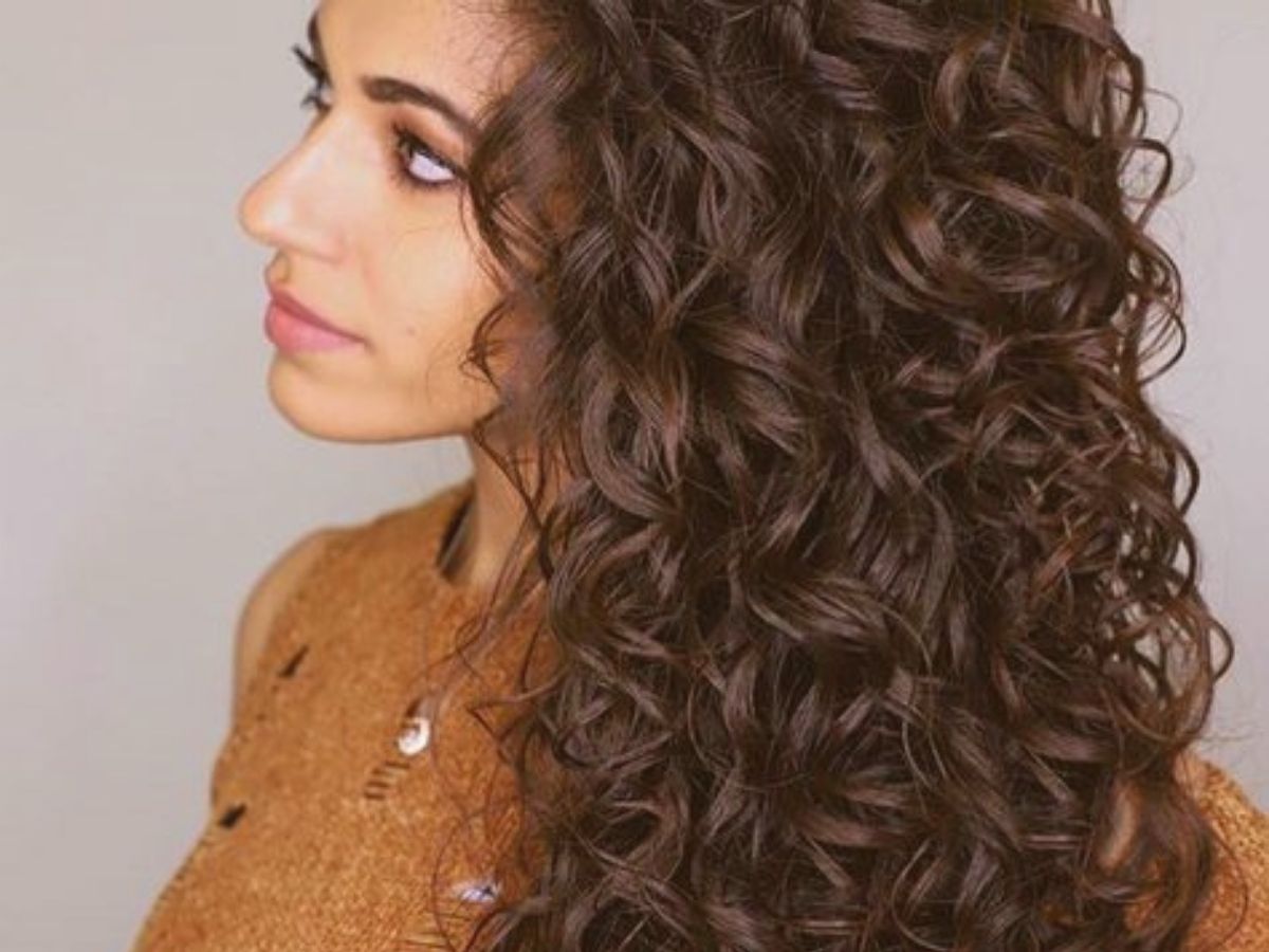 cabelo-cacheado-sem-divisao-com-tudo-de