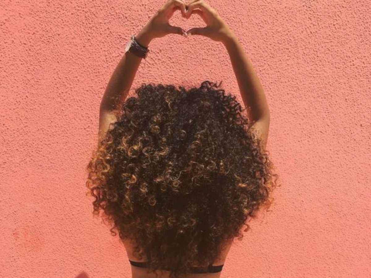 como-finalizar-cabelo-cacheado-volume-denifincao