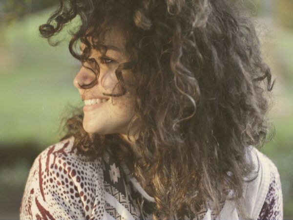 As fases da transição capilar e como voltar aos cachos