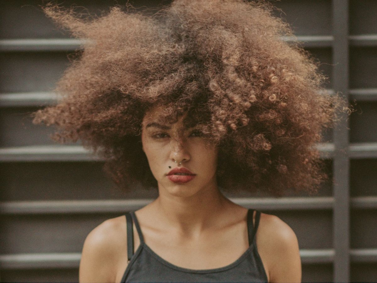 reconstrucao-capilar-caseira-como-recuperar-cabelos-cacheados-destruidos