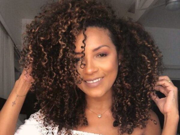 A melhor reconstrução capilar para cabelos cacheados