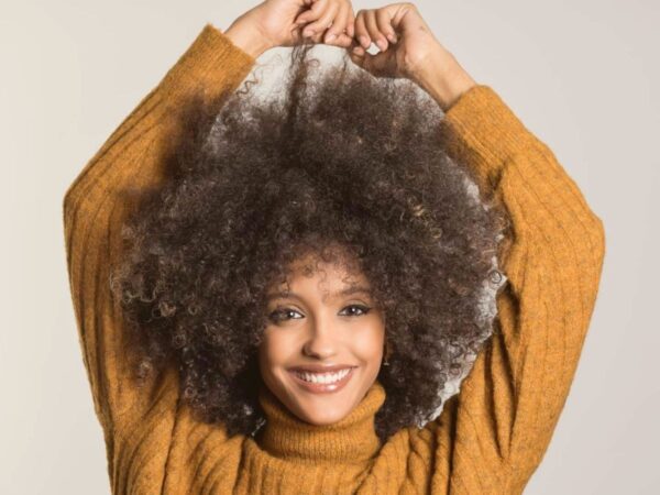 Cabelo cacheado: como fazer uma boa hidratação capilar