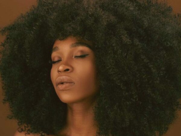 Cabelo cacheado: Secador e prancha em cabelos cacheados, pode?