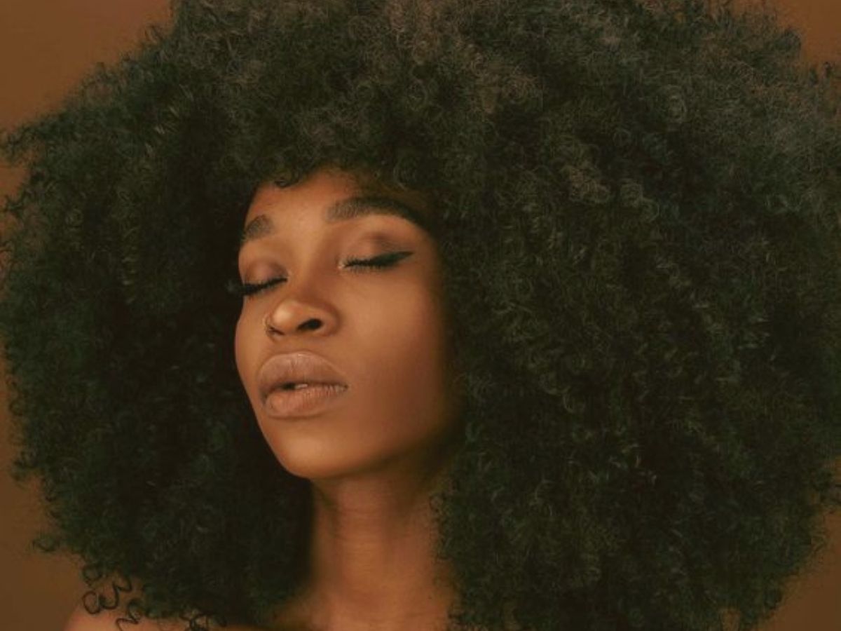 cabelo-cacheado-secador-e-prancha-em-cabelos-cacheados-pode