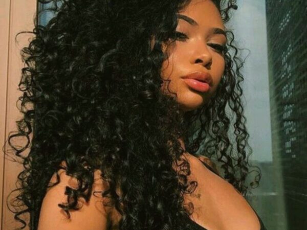 7 dicas para salvar os cabelos cacheados durante o verão