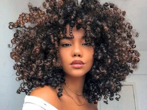 Transforme seus cachos com os 5 produtos mais adorados pelas cacheadas