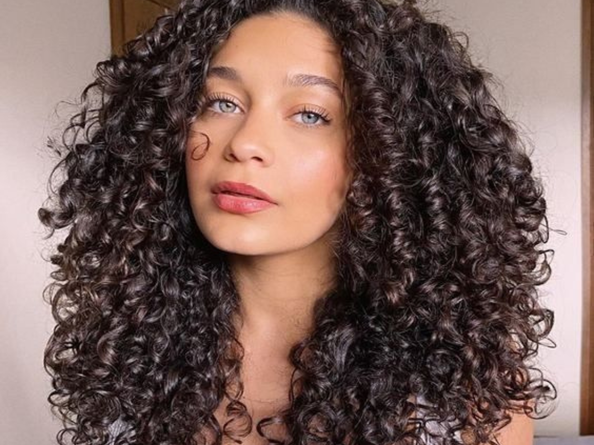 O tônico capilar estimula o crescimento, fortalece os fios, reduz a queda, hidrata e trata problemas no couro cabeludo