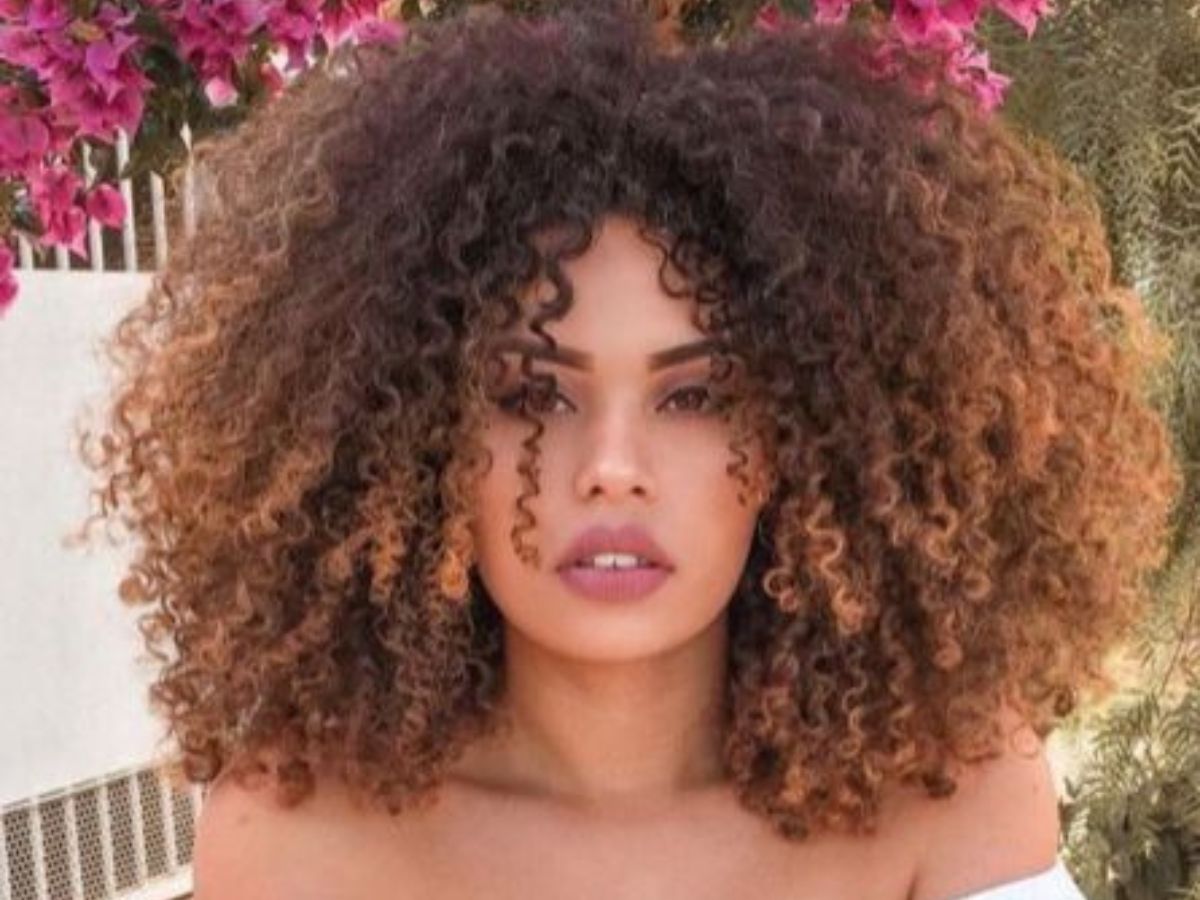 Desvendando os Segredos para Reduzir o Frizz em Cabelos Cacheados